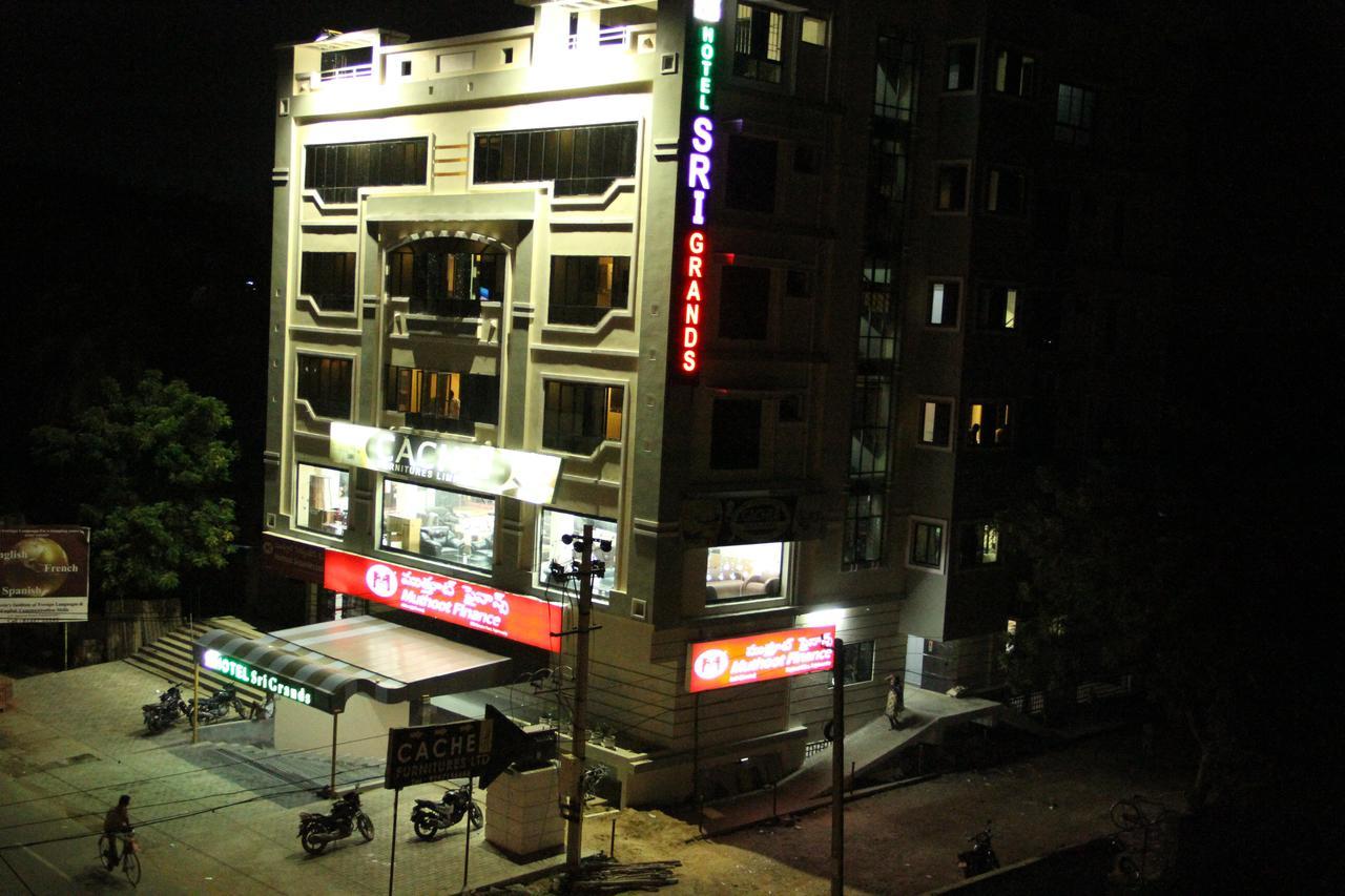 Hotel Sri Grands ราจาห์มันดรี ภายนอก รูปภาพ